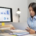 womanconcentrationondocument