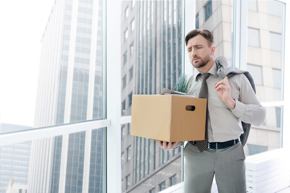 employee-with-box-leaves